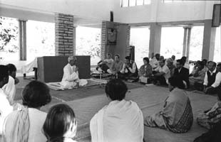 Krishnamurti à la Raj Ghat_Besant school en décembre 1969